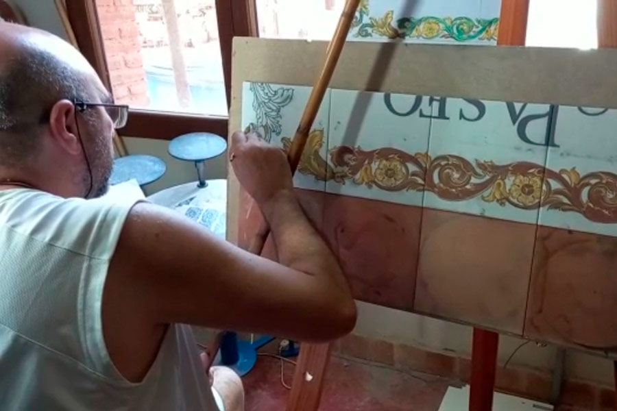 video artesano ceramica puente pintando